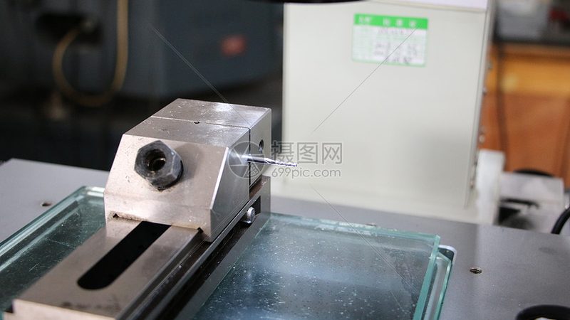 机床防护罩：PVC材质与钣金材质的优劣解析**